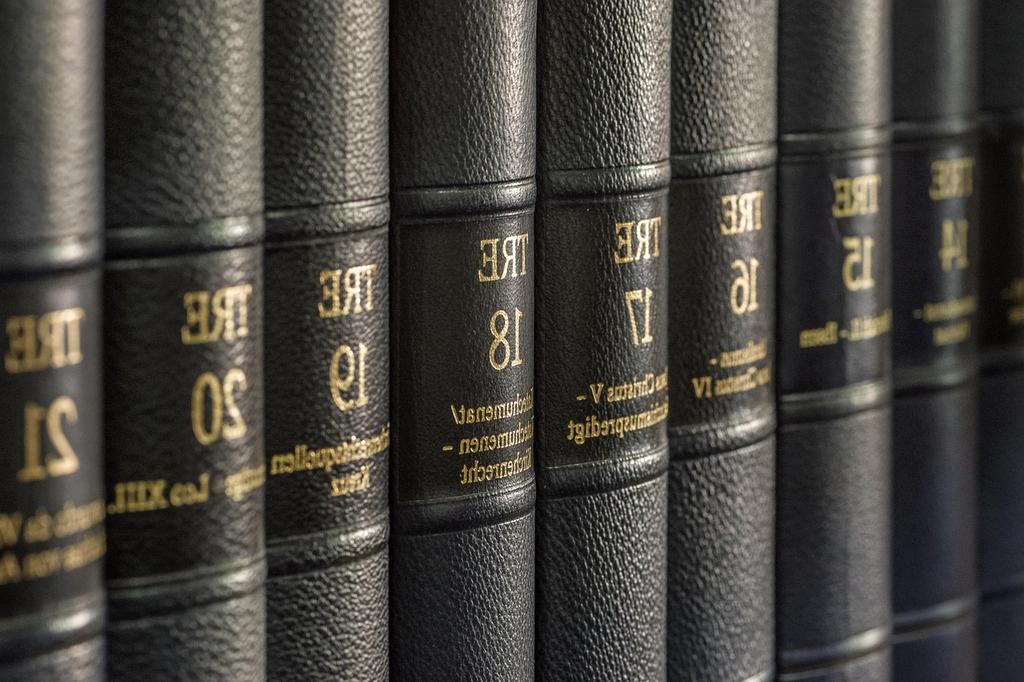Studenci wspólnie uczą się w bibliotece