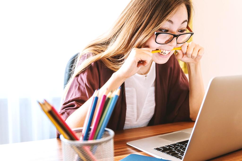 Student pracujący przy biurku z książkami